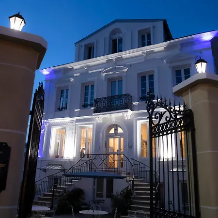 호텔 De Charme La Bonne Adresse - Logis 2*